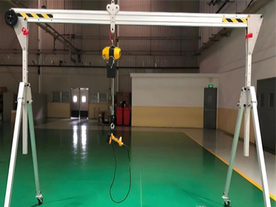 Foldable aluminum gantry crane with hoist